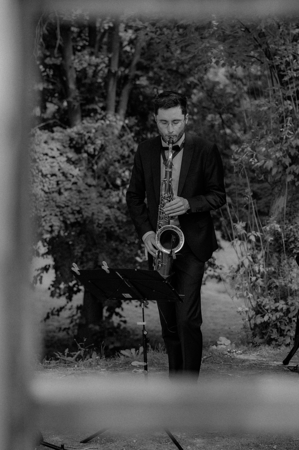 Jörn Kleinbrahm spielt Saxophon auf einer Hochzeit im Freien